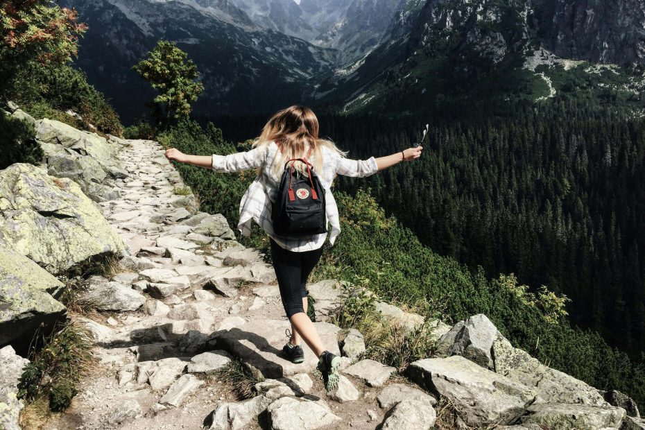 Nomad life & mental health – solo traveler hiking in the mountains, finding balance in a life of change.